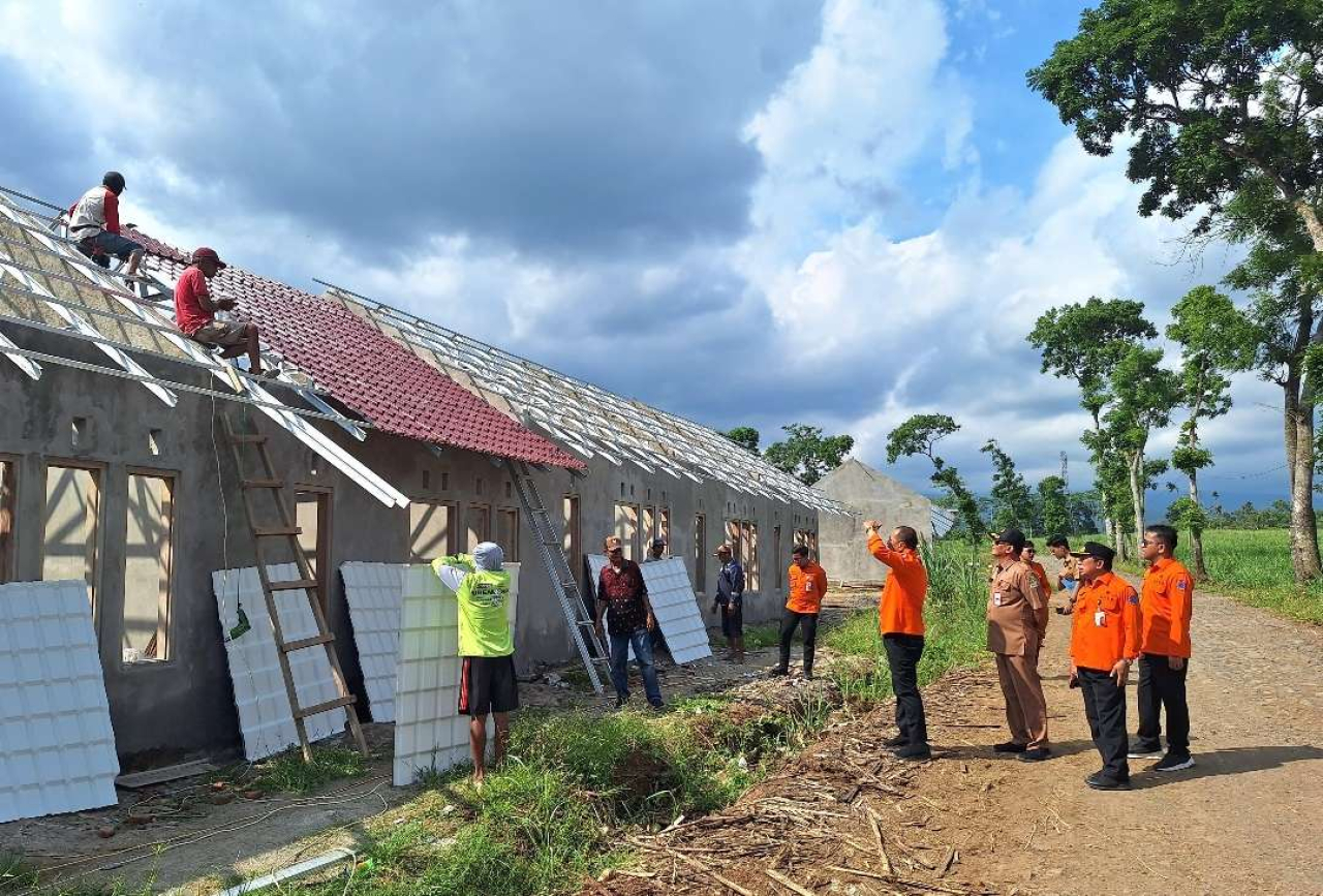 Kalaksa BPBD Jatim Tinjau Pembangunan Hunian Relokasi Terdampak Banjir Bandang di Banyuwangi