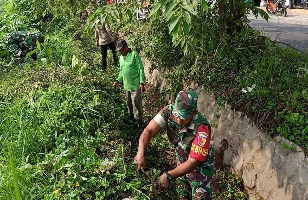 Minggu Bersih, Babinsa Desa Wonodadi Blitar Bersama Warga Kerja Bakti Bersihkan Parit Jalan Desa