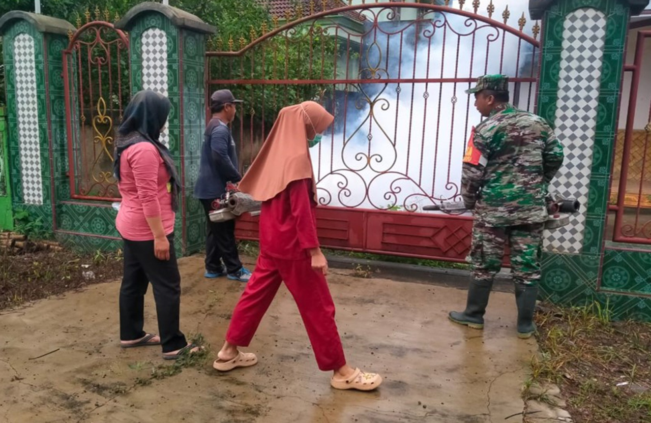 Cegah DBD di Musim Penghujan, Babinsa dan Petugas Puskesmas Panggungrejo Blitar Dampingi Fogging