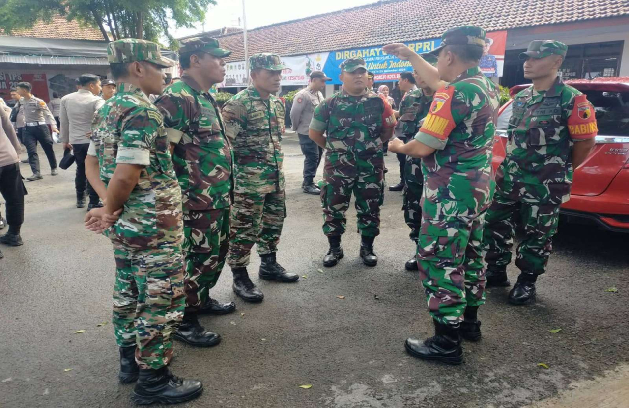 Bersama Tiga Pilar, Koramil 0808/01 Sukorejo Blitar Laksanakan PAM Pleno Rekapitulasi Penghitungan Suara