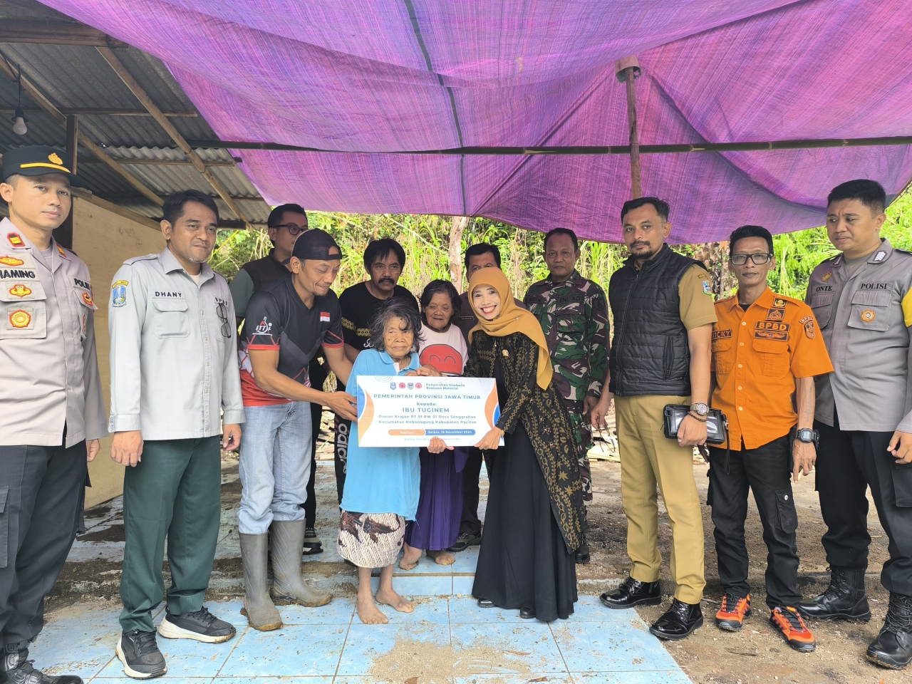 Respon Cepat Dampak Kebakaran di Pacitan, BPBD Bareng Komisi E DPRD Jatim Serahkan Material