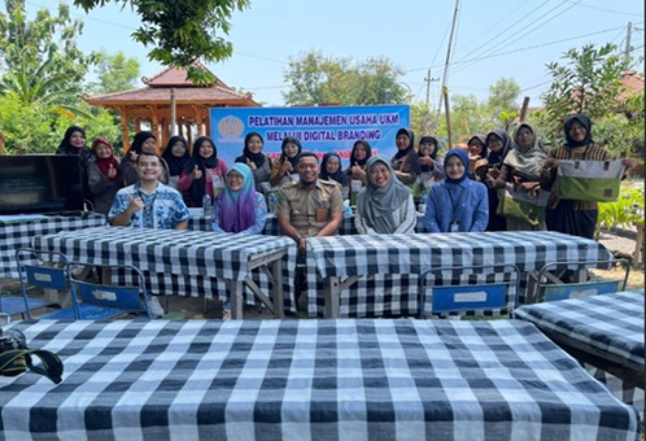 FEB Unesa Prodi S2 Manajemen Latih Digital Branding Bagi Pedagang Pasar Nilowati, Maospati, Magetan