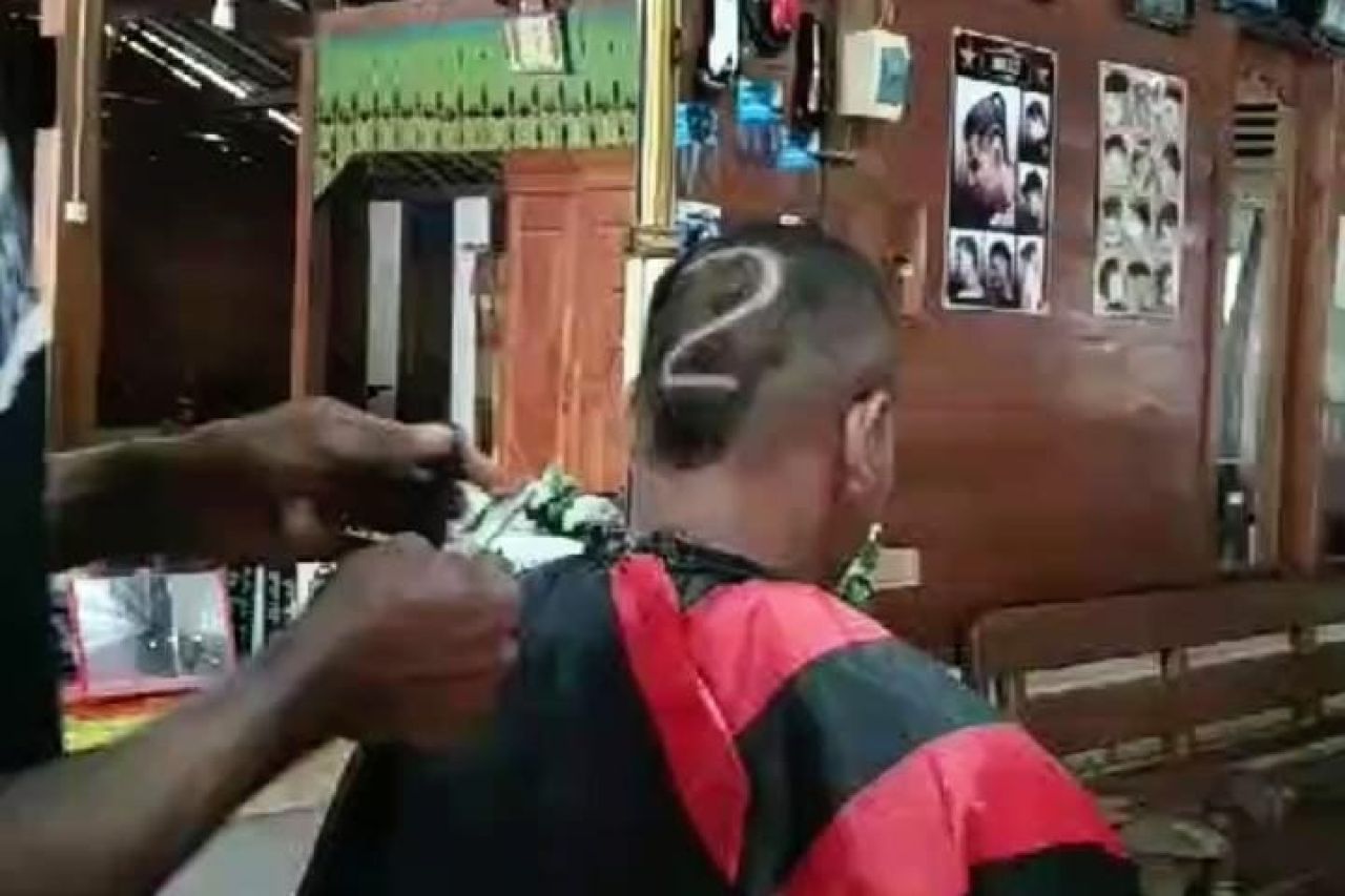 Euforia Kemenangan di Bawean: Nazar Cukur Gundul Relawan Brigade Bunda untuk Khofifah-Emil