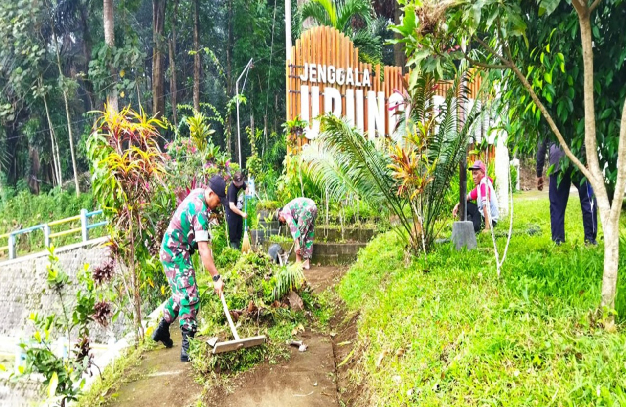 Babinsa Desa Sukosewu Blitar Bersama Warga Bersihkan Sumber Mata Air Telaga Urung-urung