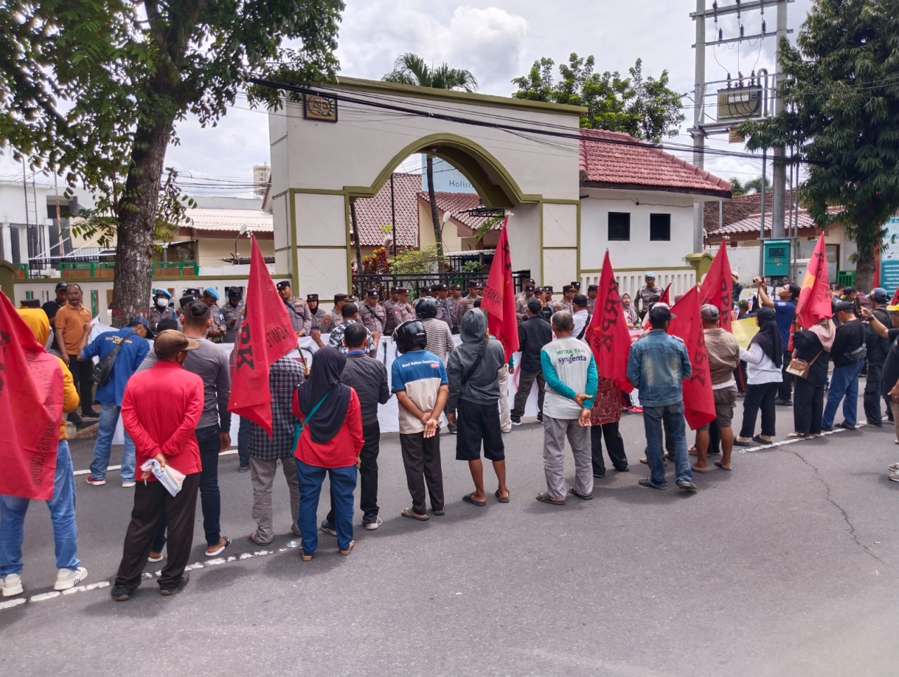 Peringati Hari Anti Korupsi Sedunia, KRPK Gelar Aksi Demo di Kejari Kota dan Kabupaten Blitar