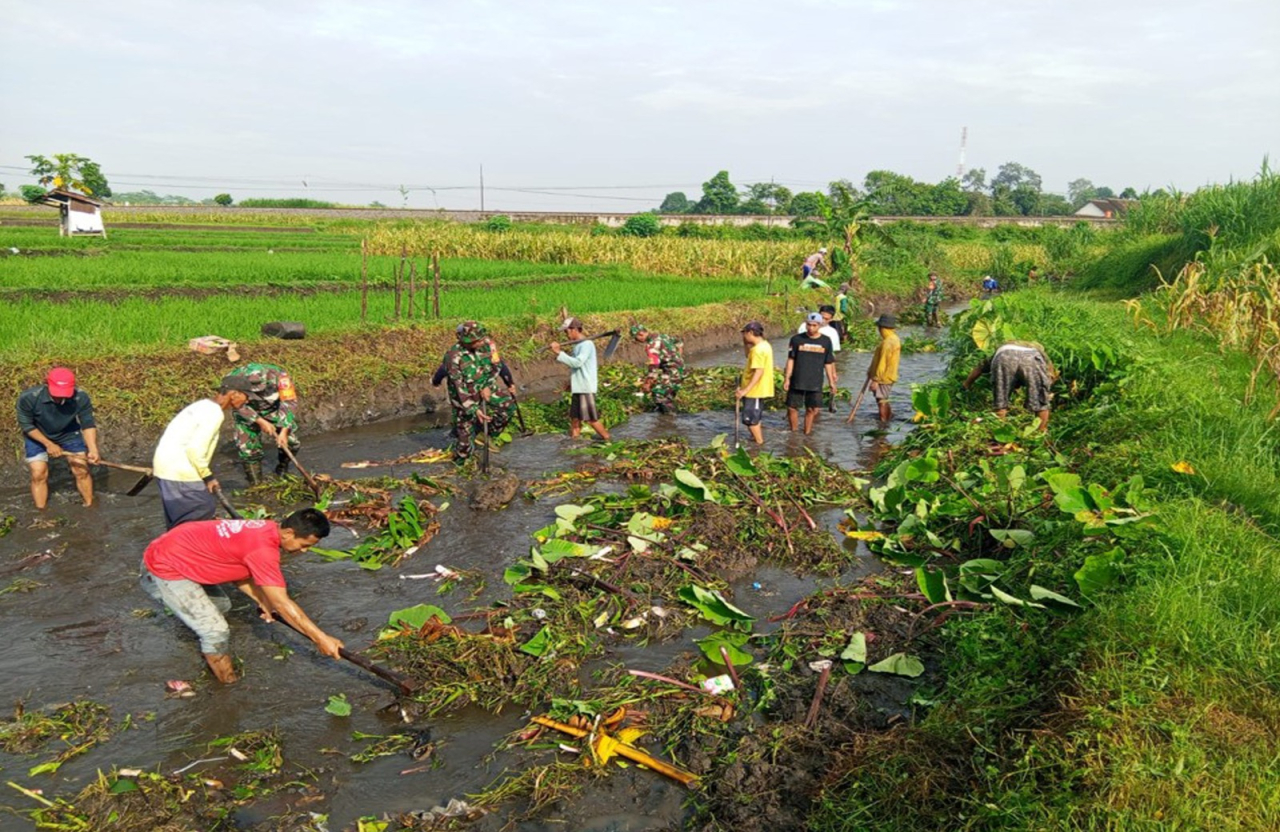 Koramil 0808/02 Garum Blitar Bersama Warga Lakukan Normalisasi Sungai dan Syukuran Dawuhan