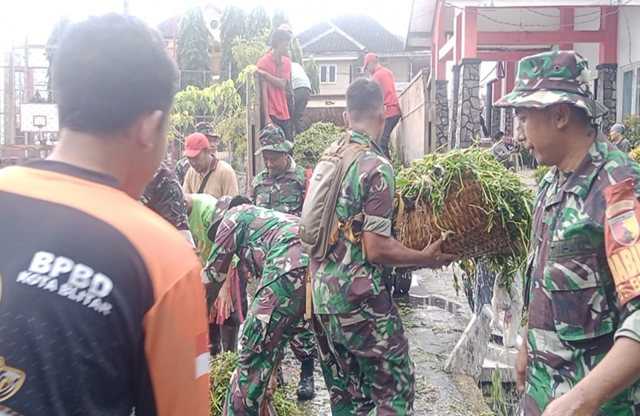 Peringati Hari Juang Kartika ke-79, Koramil 0808/01 Sukorejo Gelar Aksi Bersih Sungai di Kepanjenkidul