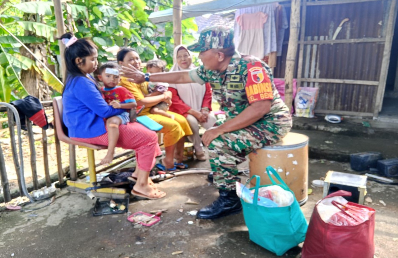 Peduli Anak Stunting, Babinsa Kelurahan Bence Blitar Dampingi Kader Posyandu Berikan Bantuan Sembako dan Tambahan Gizi