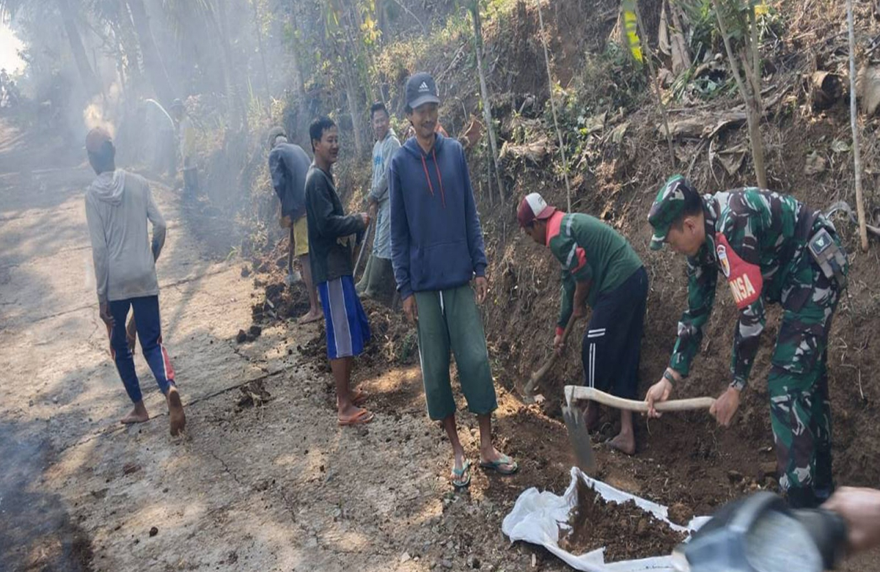 Babinsa Tapakrejo Blitar Bersama Warga Gelar Kerja Bakti Bersihkan Jalan Kampung