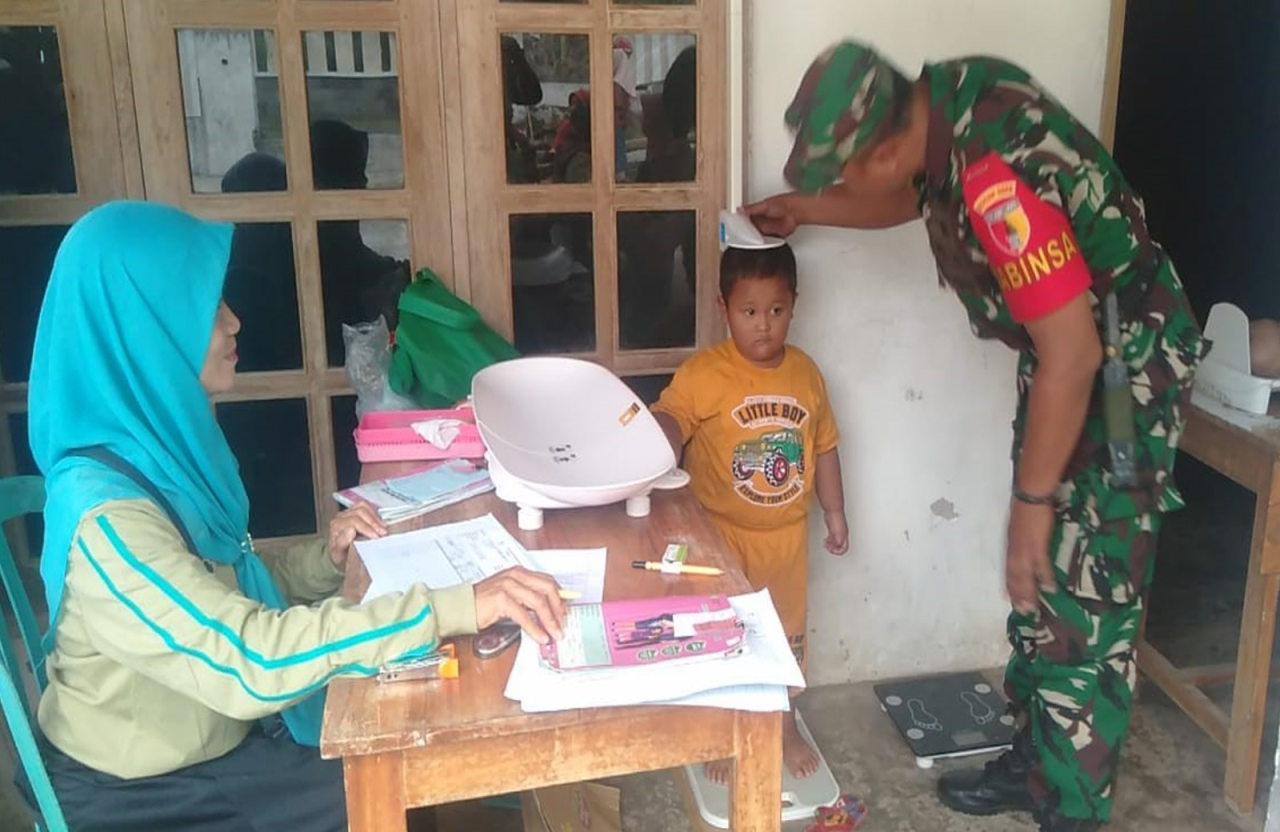 Cegah Stunting, Babinsa Kelurahan Kaulon Blitar Ajak Warga Manfaatkan Posyandu