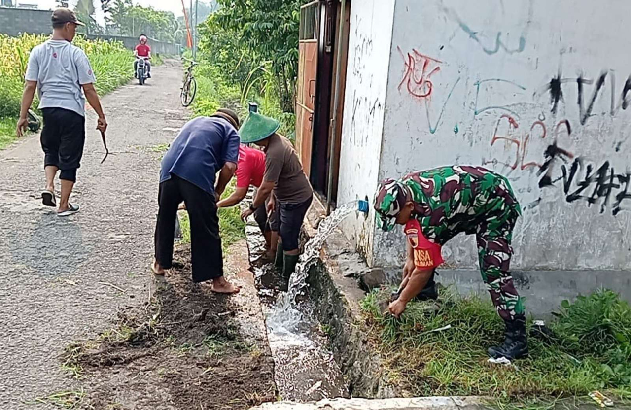 Babinsa Kelurahan Kauman Kota Blitar Bersama Poktan Maju Makmur I Gotong Royong Bersihkan Sumber Air