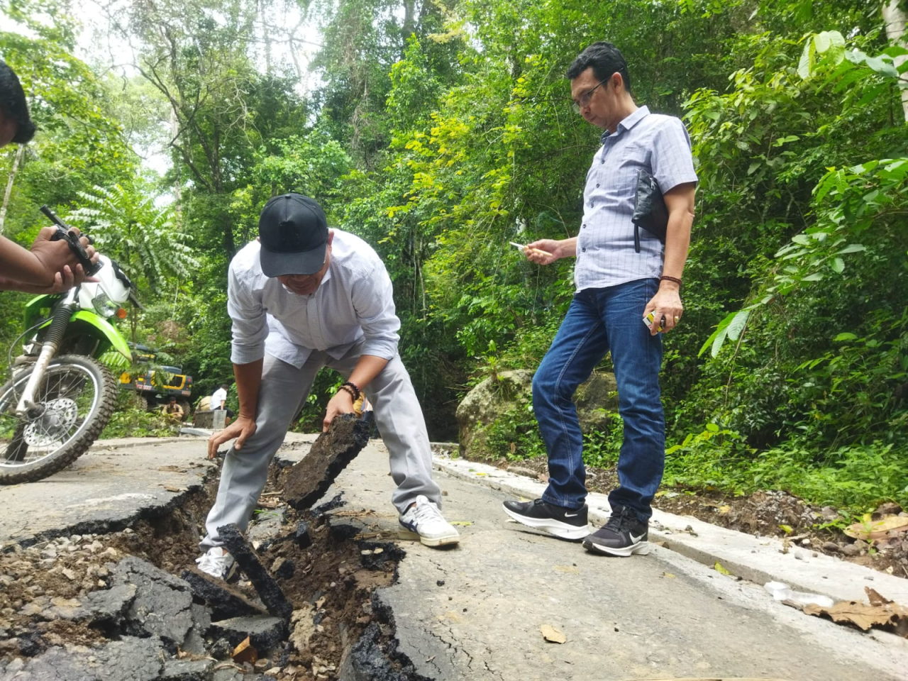 Diterpa Hujan Jalan Bandealit Rusak Parah, Komisi C DPRD Jember Sebut  Perencanaan Kurang Tepat
