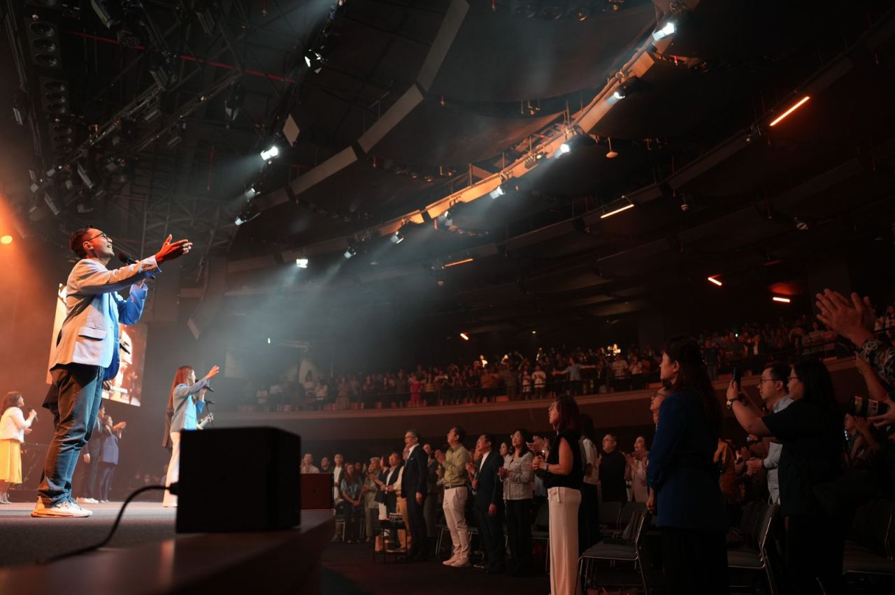 Sukacita Ibadah Perdana GMS Surabaya Timur di Pakuwon City Mall 3