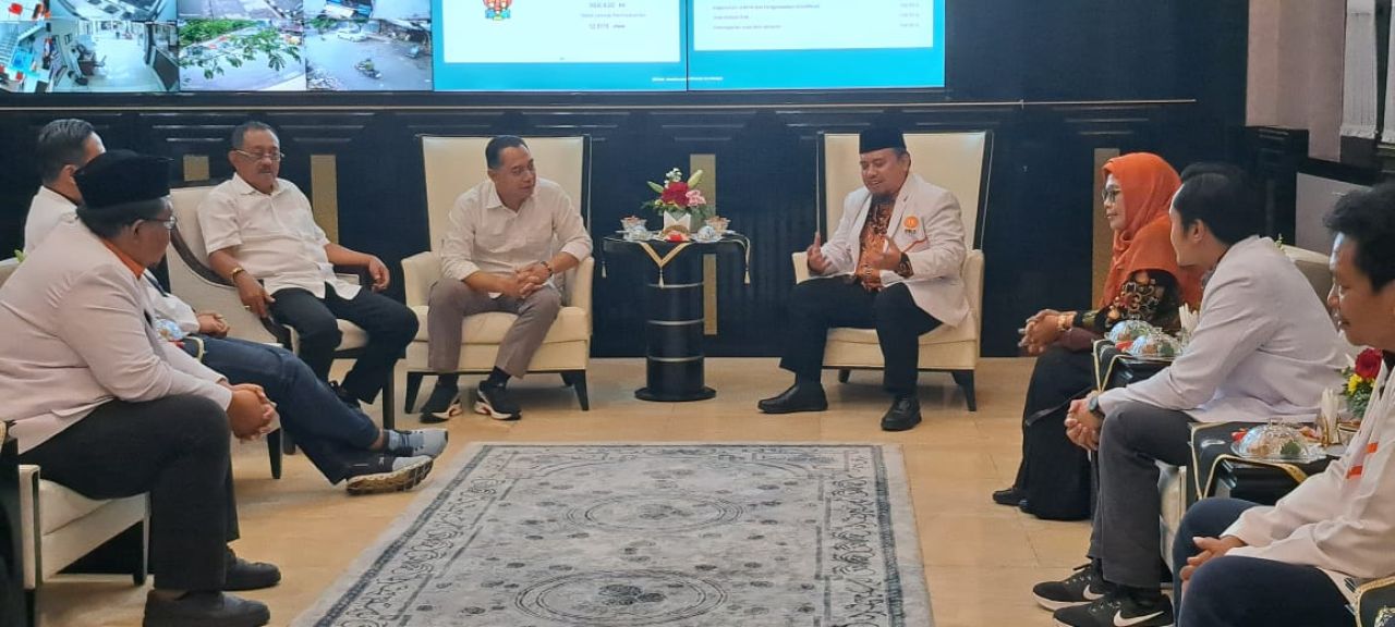 Silaturahmi ke Eri - Armuji, PKS Surabaya Sampaikan Selamat, Siap Kolaborasi Bangun Kota Pahlawan 