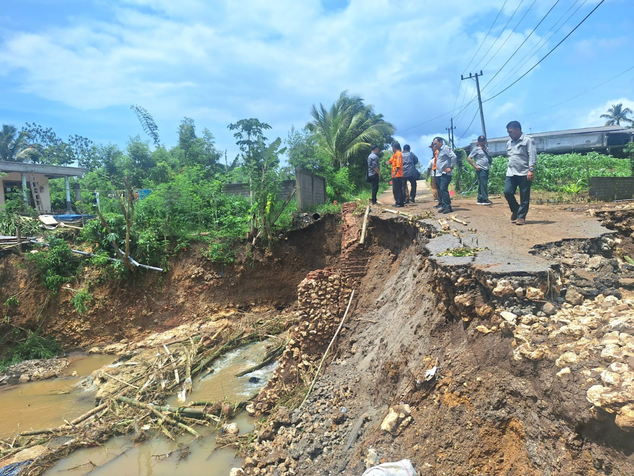Kalaksa BPBD Jatim Tinjau Wilayah Terdampak, DWP BPBD Jatim Serahkan Bantuan*