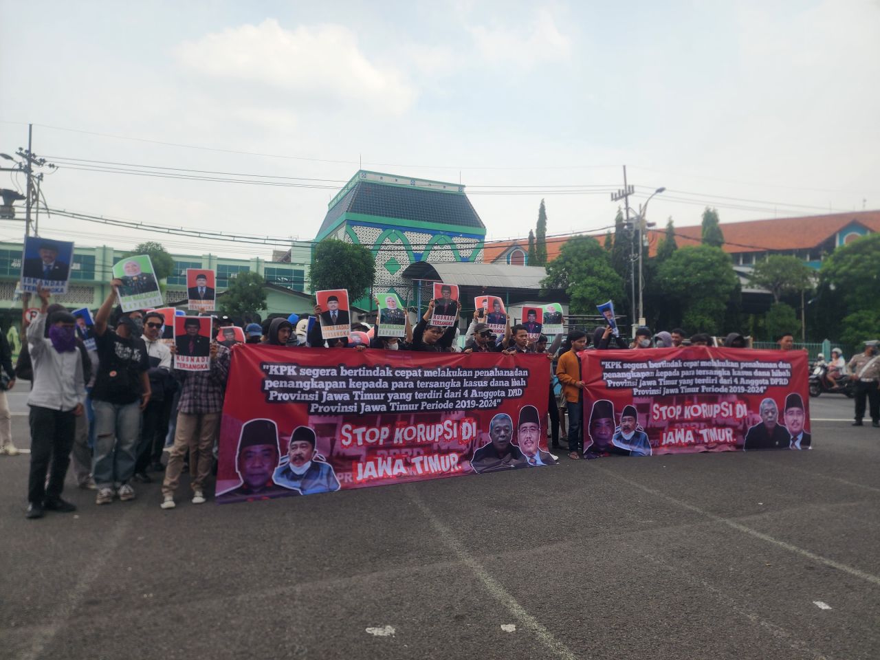 Tuntut KPK Tuntaskan Dugaan Kasus Korupsi Dana Hibah, JAKA Jatim Geruduk Gedung DPRD Jawa Timur 