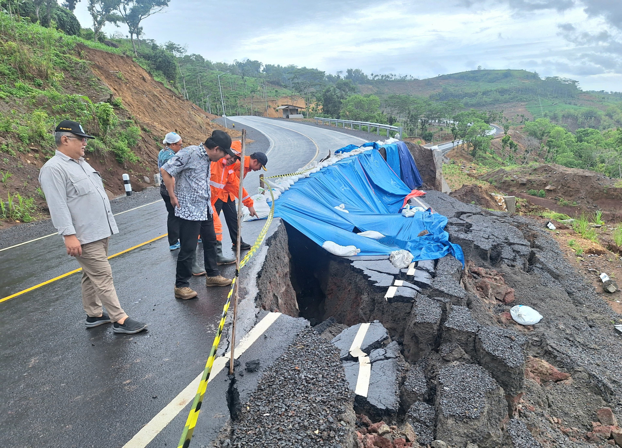 Bareng PU Bina Marga dan PU SDA, BPBD Jatim Tinjau Jalan Ambles di JLS Malang