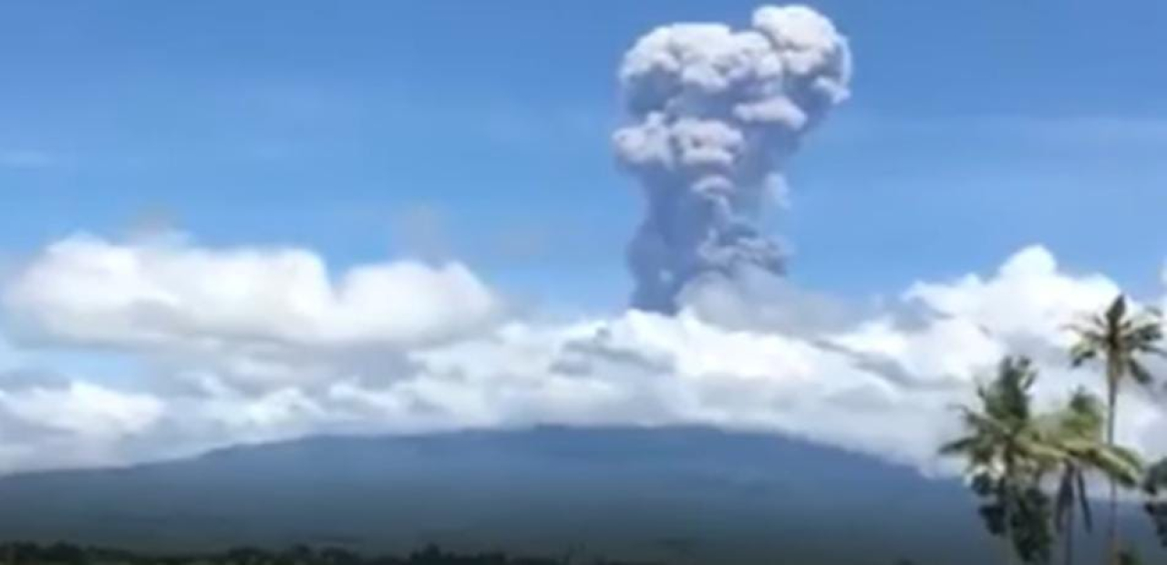 Gunung Api Raung Alami Erupsi, Keluarkanabu vulkanik setinggi 2.000 meter dari puncak.