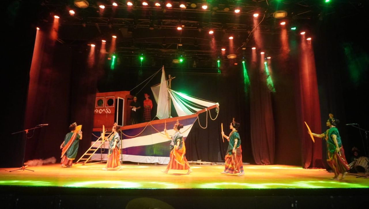 IKAMI Sulsel Cabang Surabaya Sukses Tampilkan Pagelaran Teater Passompe II Episode Annyorong Lopi