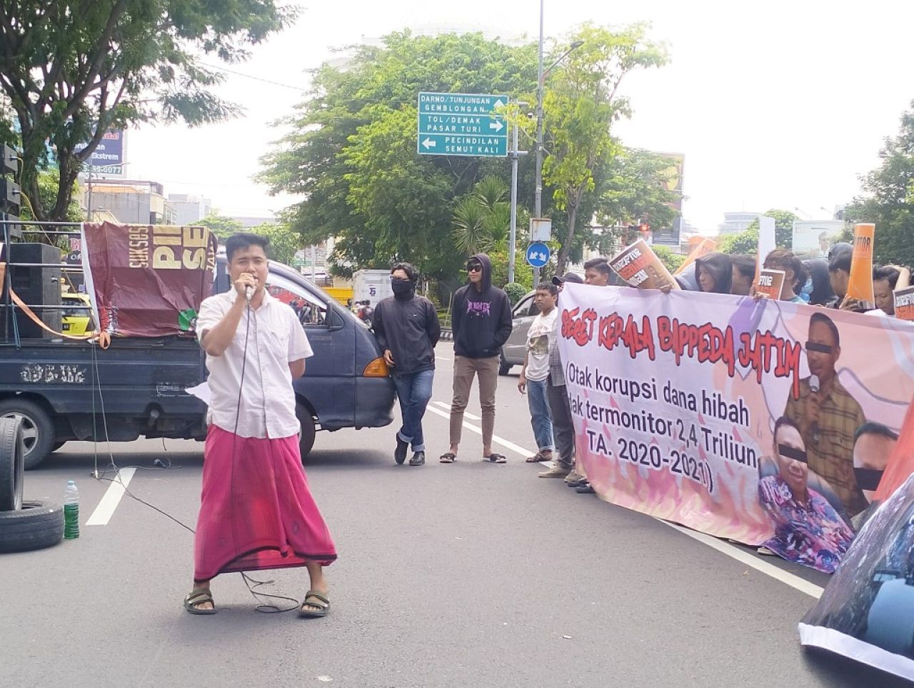Orasi Pakai Sarung dan Celana Pendek di Depan Bappeda Jatim, JAKA Jatim Tolak Dialog di Ruang ber AC