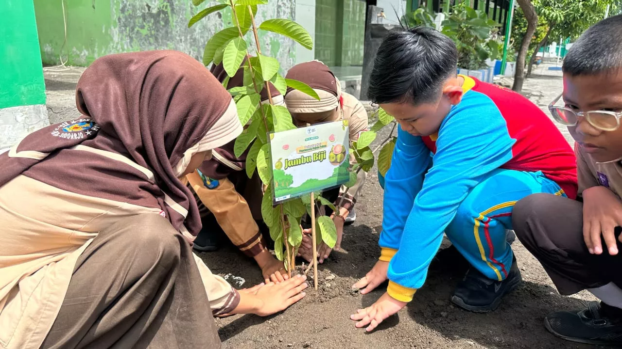 SD Al Muslim Ajak Dua Sekolah Tanam Pohon dalam Peringatan Hari Gerakan Satu Juta Pohon