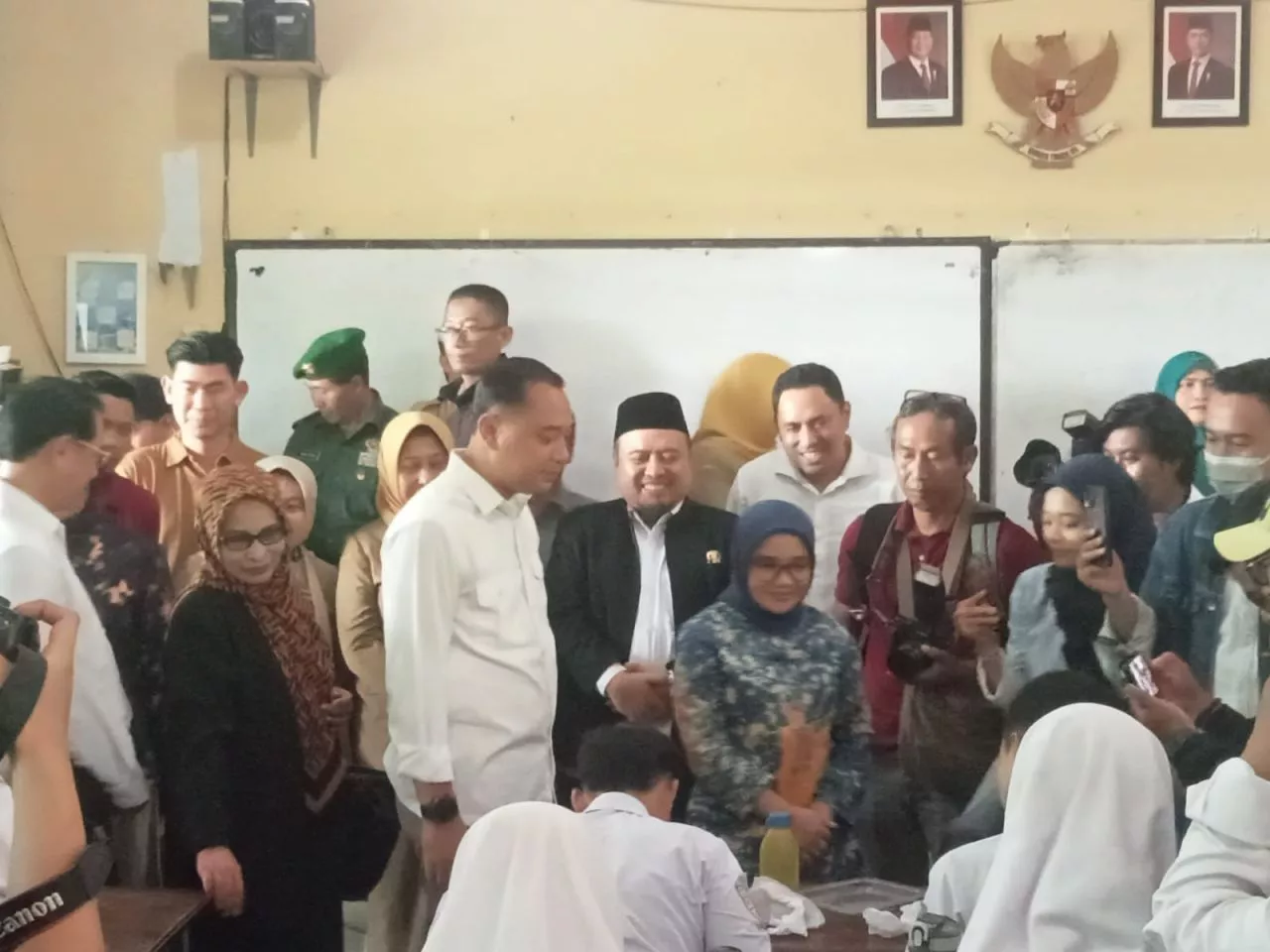 Johari Mustawan Bersama Eri Cahyadi Pantau Program Makan Siang Bergizi Gratis di SMPN 13 Wonocolo