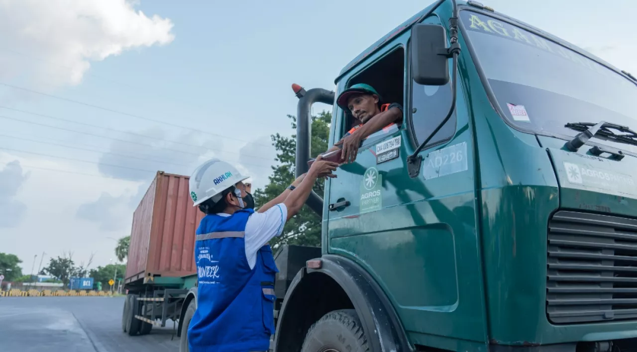 Berbagi Kebahagiaan di Bulan Ramadhan, Setiap Hari TPS Bagikan Takjil kepada Pengemudi Truk
