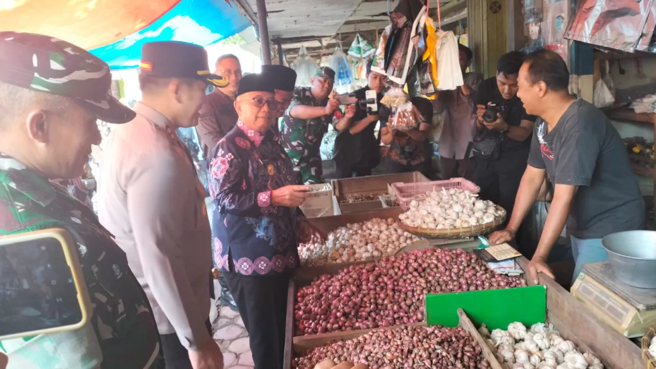 Bupati Blitar Bersama Forkopimda Tinjau Operasi Pasar untuk Kendalikan Harga