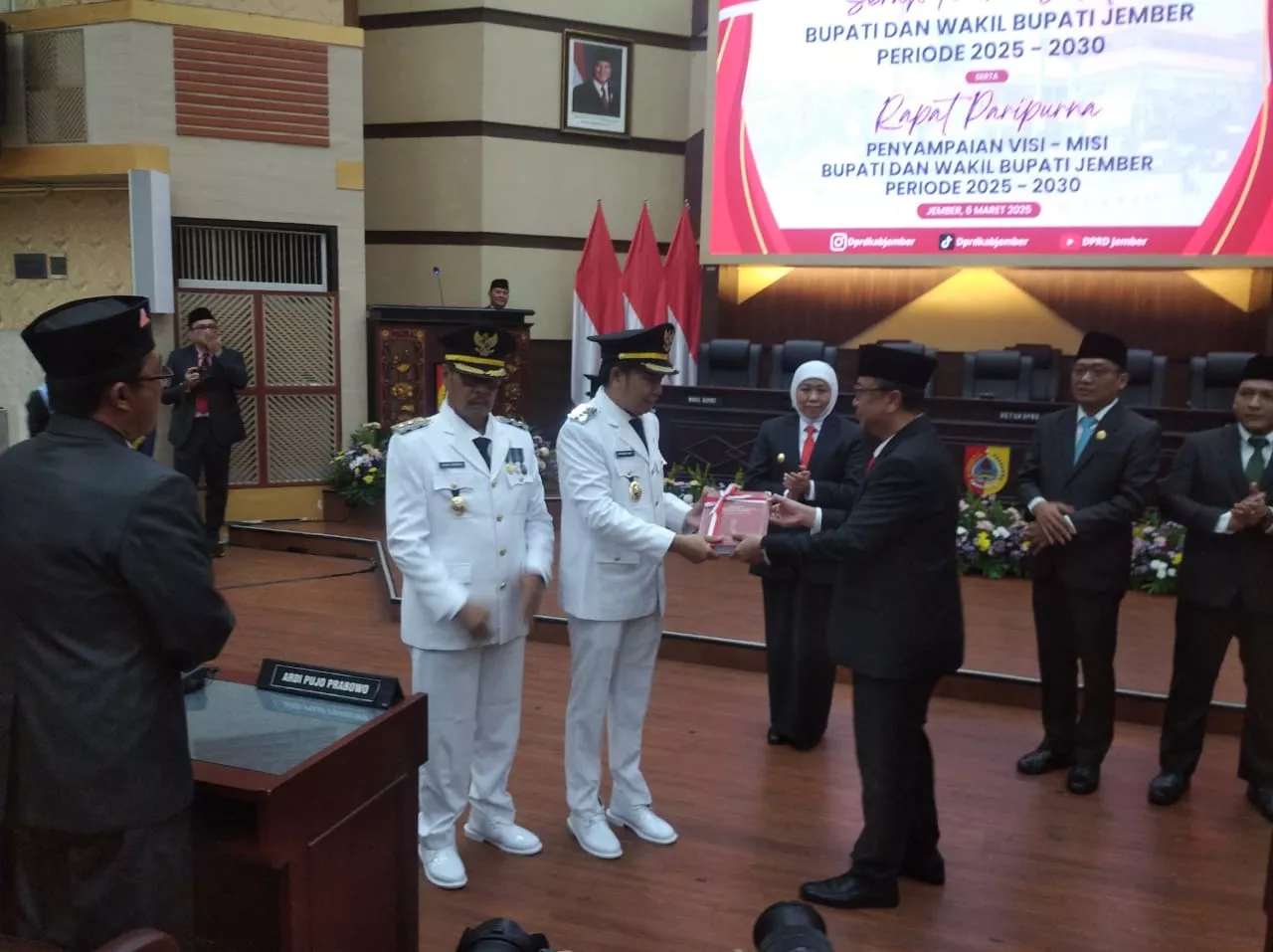 Serah Terima Jabatan Bupati dan Wakil Bupati Jember, Khofifah Ingatkan Agar Program Inline