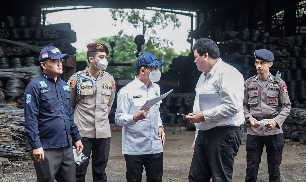 Menteri LH dan Gakkum Menyegel Dua Pabrik Pencemar LB3
