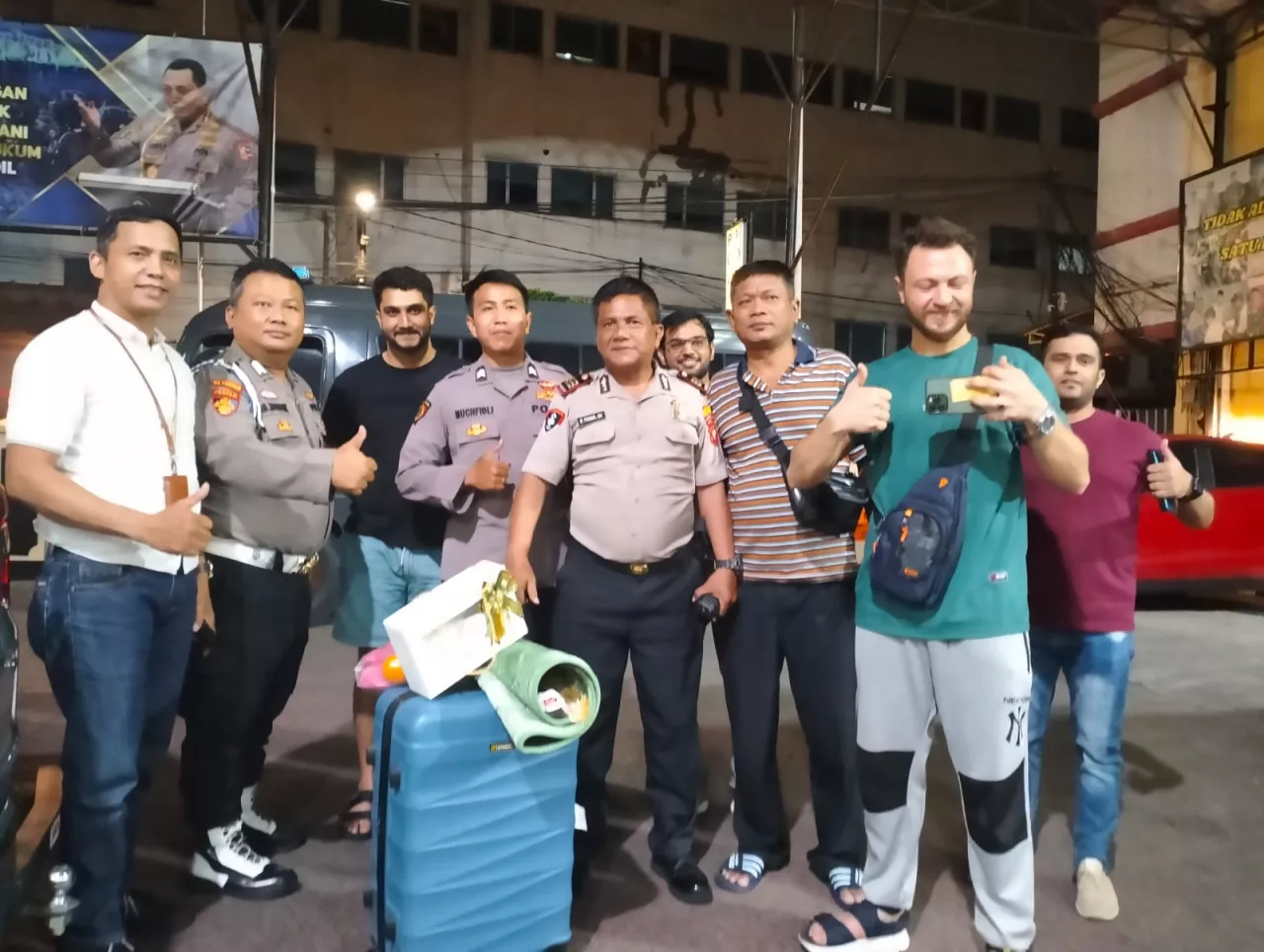 Berkat Polisi, Wisatawan Asing Di Tamansari Kembali Temukan Koper yang Tertinggal di Taksi