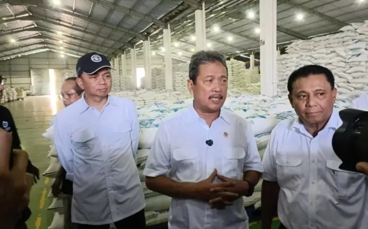 Menteri KKP Tinjau Pabrik Garam di Sampang, Tegaskan Komitmen Swasembada Garam Nasional