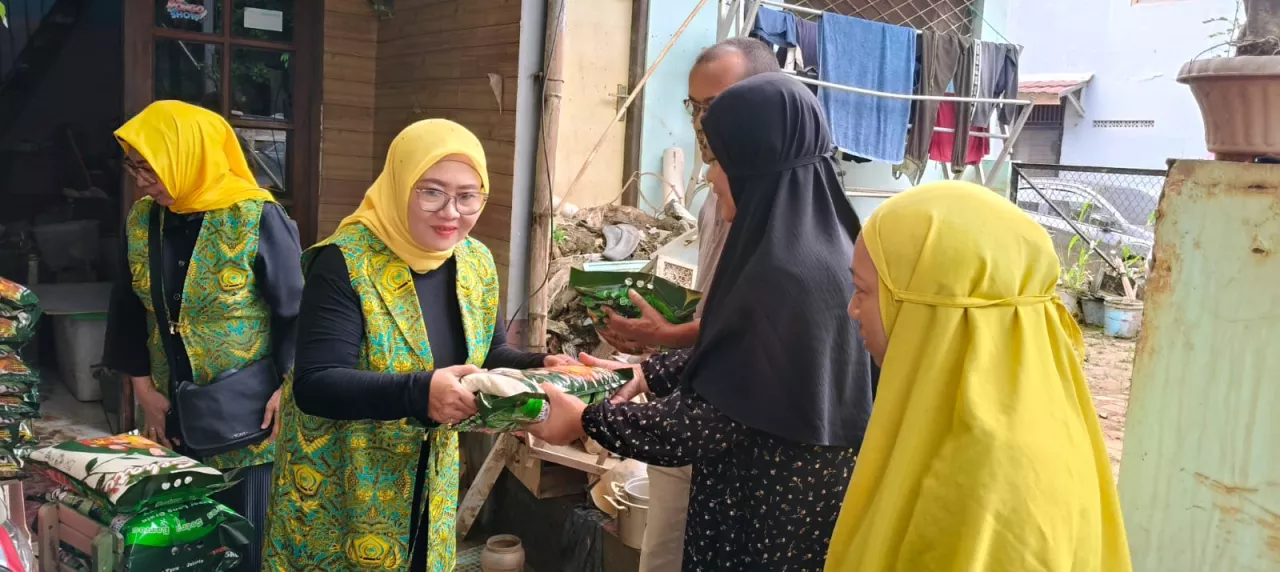 Pengajian Al-Hidayah Salurkan Bantuan bagi Korban Banjir Bekasi