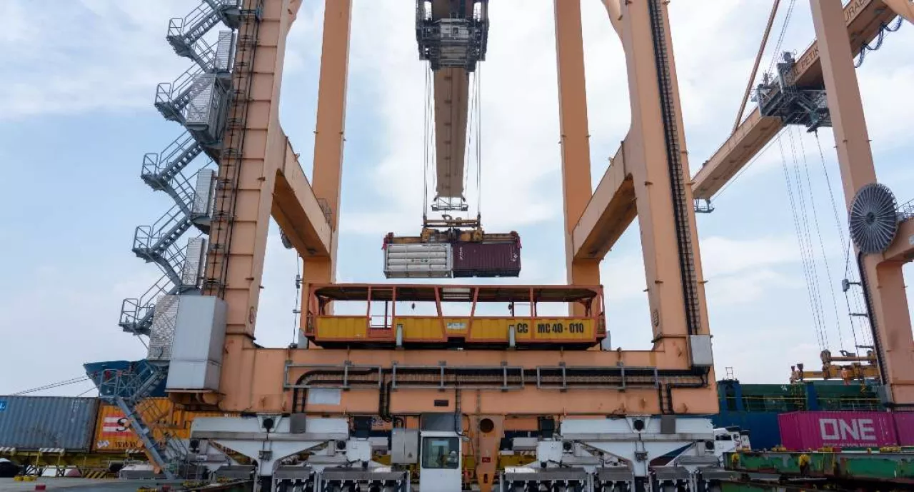 Kegiatan bongkar muat di TPS menggunakan Container Crane