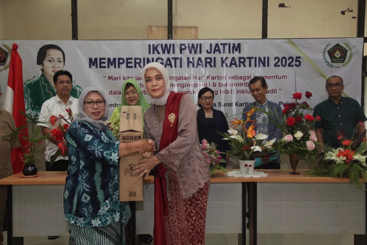 Perngatan Hari Kartini 2025, IKWI Jatim Gelar Lomba Merangkai Bunga Kebun, Pembacaan Surat Kartini dan Puisi