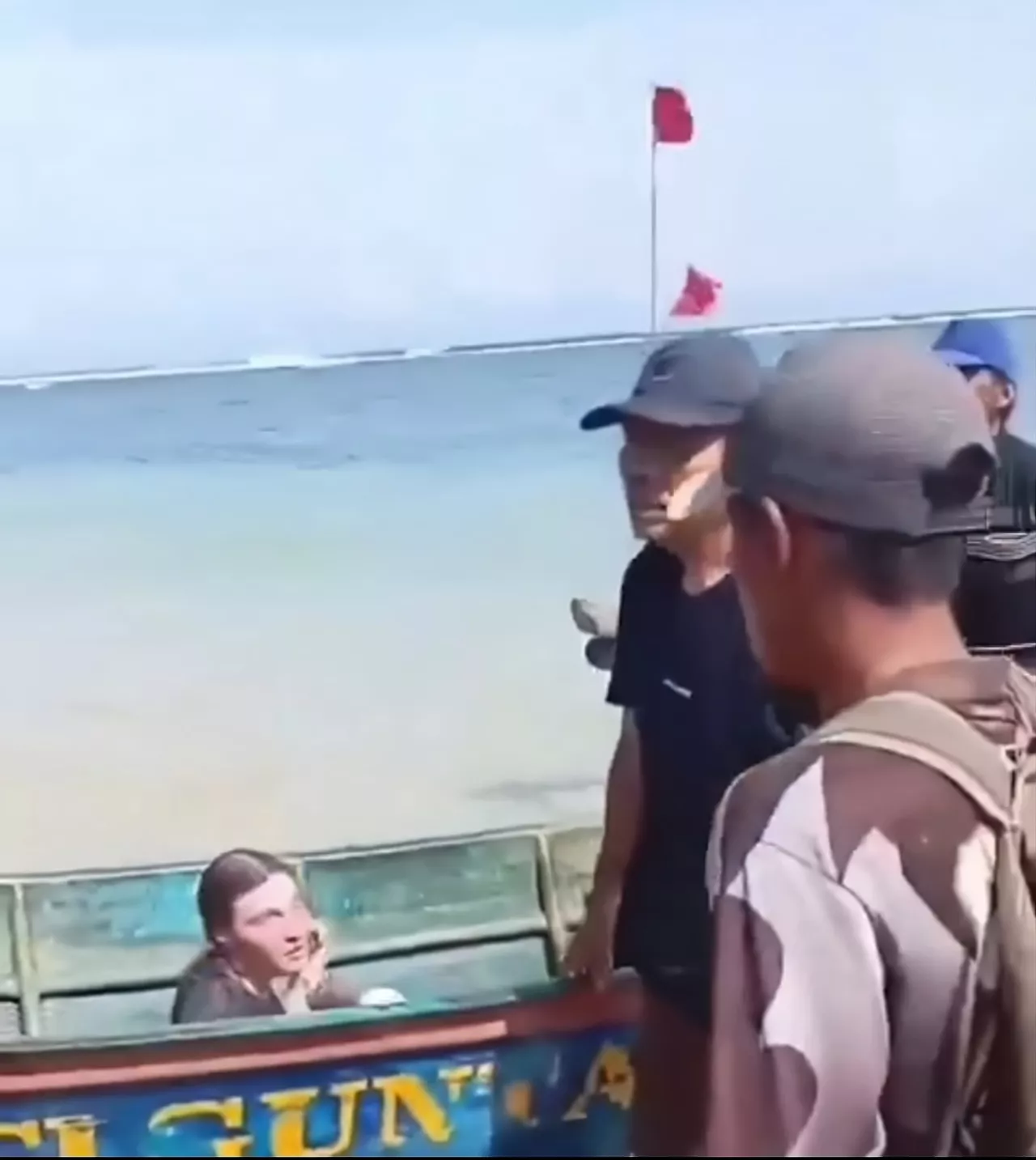 Dua Santri Diselamatkan WNA dari Ganasnya Ombak Pantai Balekambang.