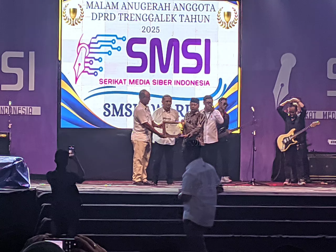 Pelantikan Meriah di Alun-Alun Trenggalek, SMSI Anugerahkan Award untuk Wakil Rakyat