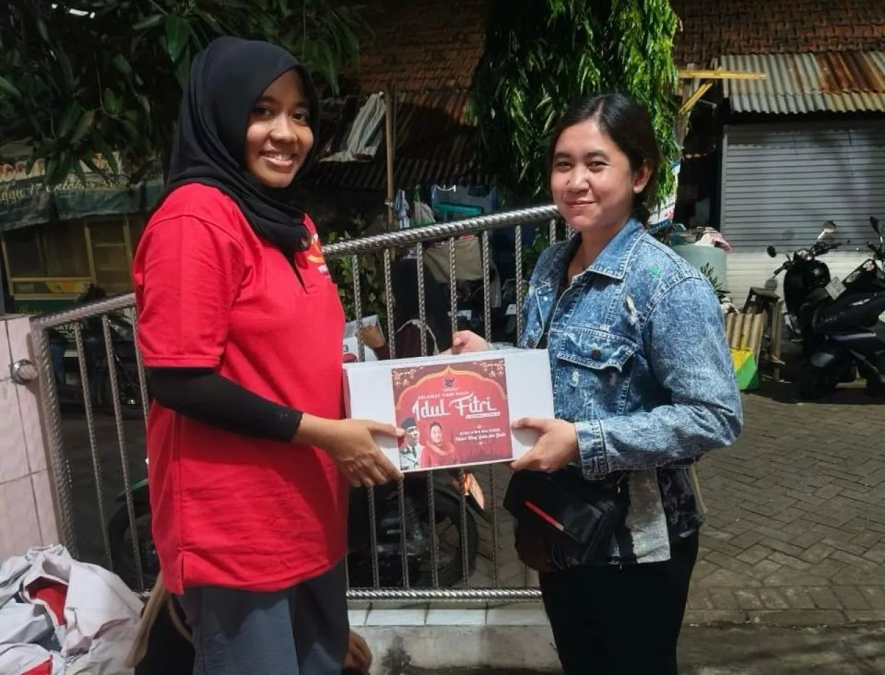 Bagikan 8 Ribu Bingkisan Lebaran, PDIP Surabaya: Jaga Kesolidan dan Gotong Royong