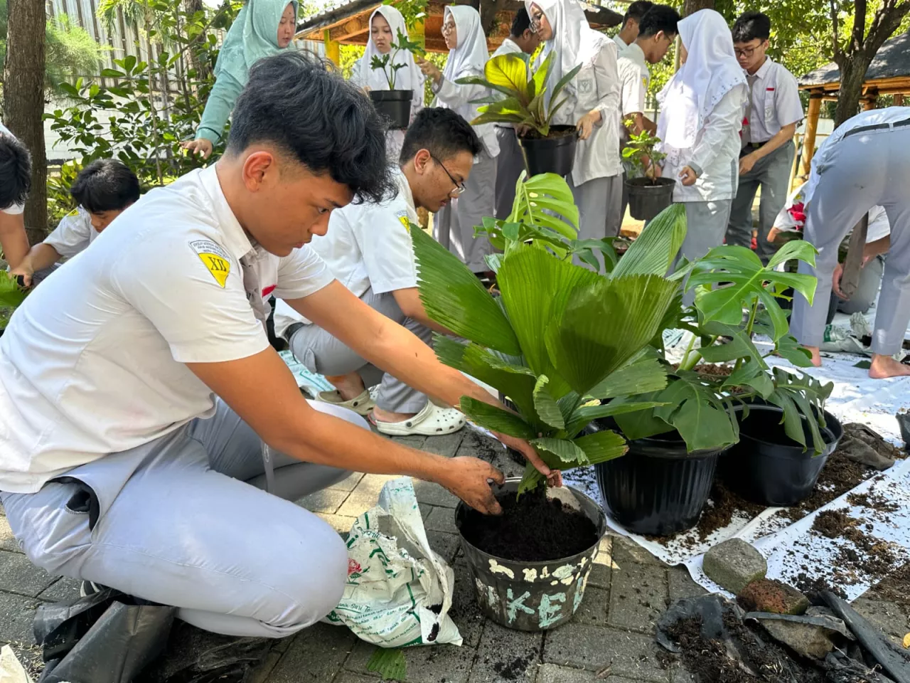 Siswa SMA Al Muslim Rayakan Kelulusan dengan Aksi Tanam Pohon