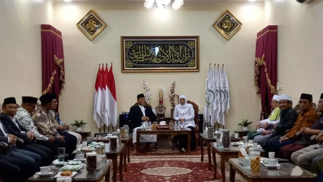 Gubernur Khofifah Kunjungi Ponpes Al-Ishlah Bondowoso, Tegaskan Pentingnya Pendidikan Berbasis Karakter