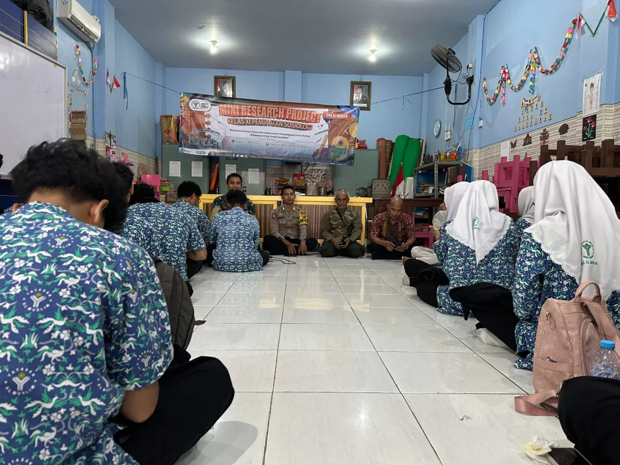 Sebanyak 48 siswa kelas XI peminatan Sosiologi SMA Al Muslim Sidoarjo menjalankan Mini Research Project bertema “Eksplorasi Harmoni Sosial dan Implementasi Pembelajaran Lintas Budaya di Kawasan Religi Ampel Surabaya”, pada Kamis (15/5).