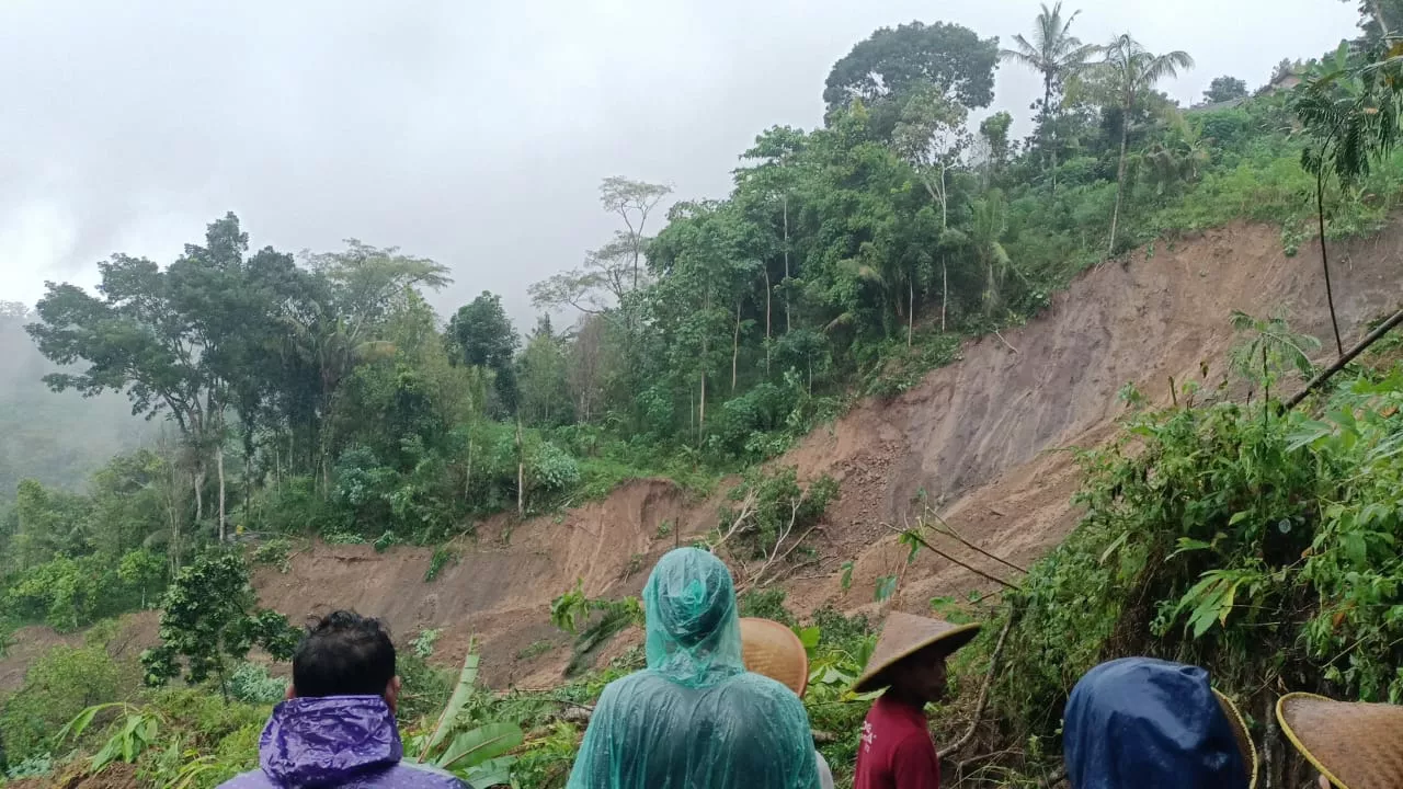Akibat Hujan Deras, Ratusan Warga Terdampak Banjir Dan Tanah Longsor