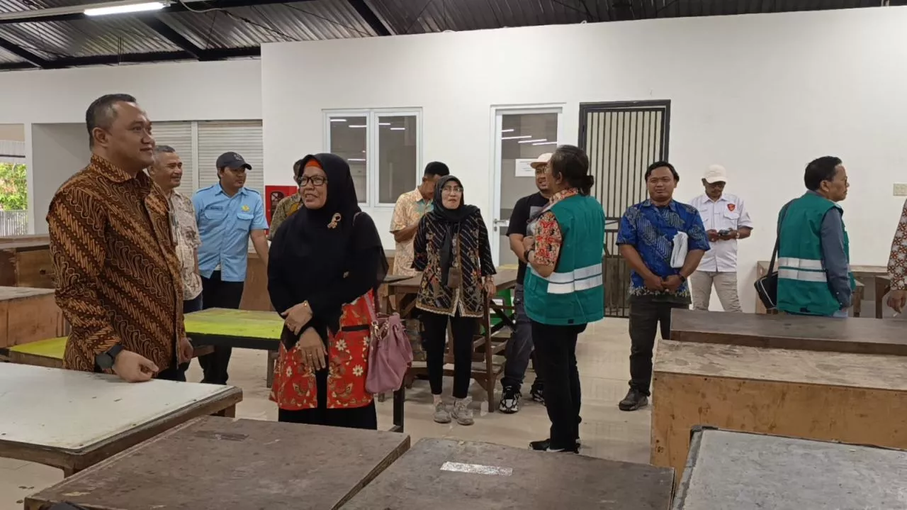 Komisi B DPRD Surabaya Tinjau Proyek Revitalisasi Pasar Kembang