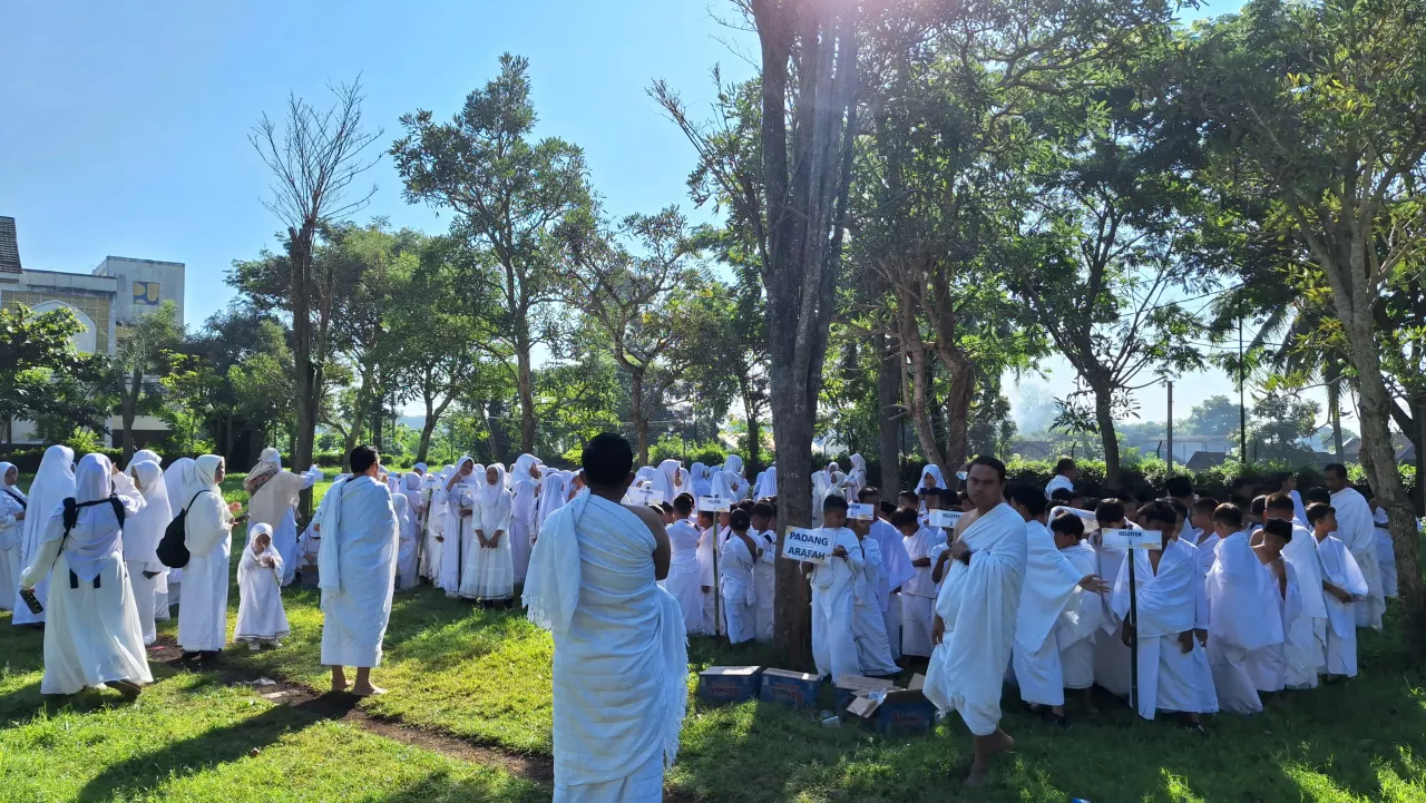 Belajar Jadi Tamu Allah, Siswa SD Plus Al Ishlah Bondowoso Antusias Ikuti Manasik Haji