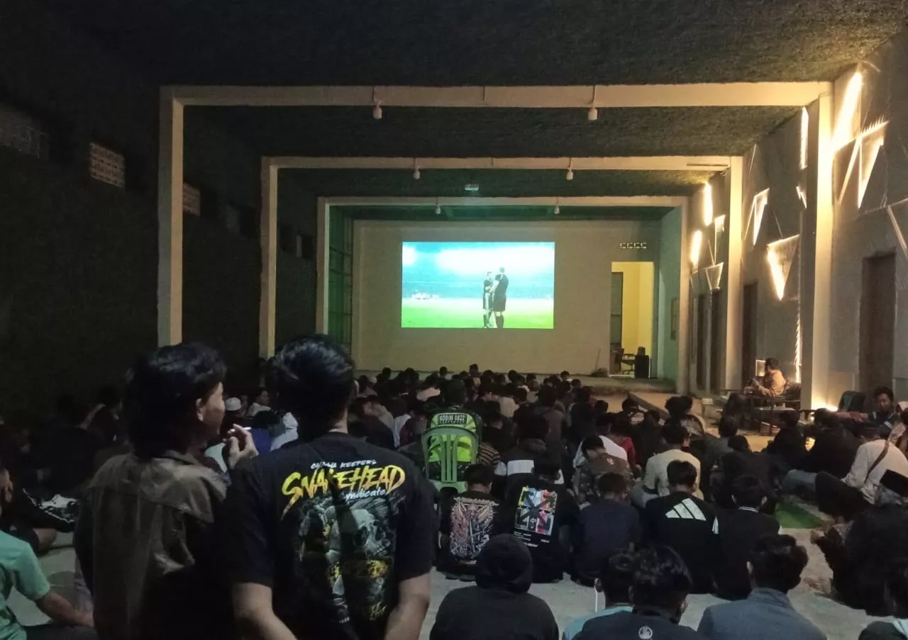 Lesehan Penuh Sorak: Nobar Timnas di Halaman Kantor Golkar Bondowoso Pecah Usai Gol Romeny