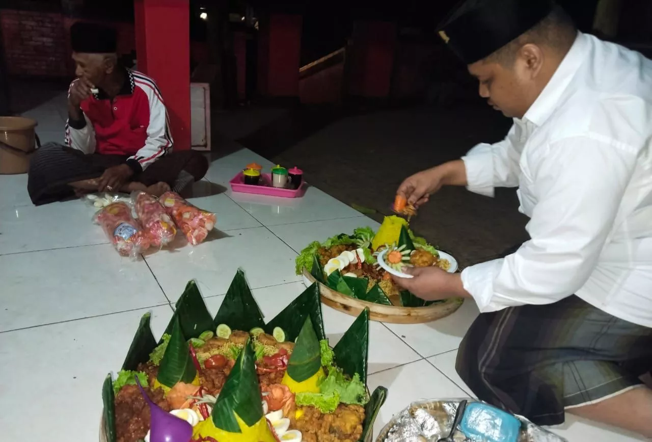 Bulan Bung Karno, Kader PDIP Surabaya Selametan Malam Jum'at Legi di Makam Syekh Marzuki