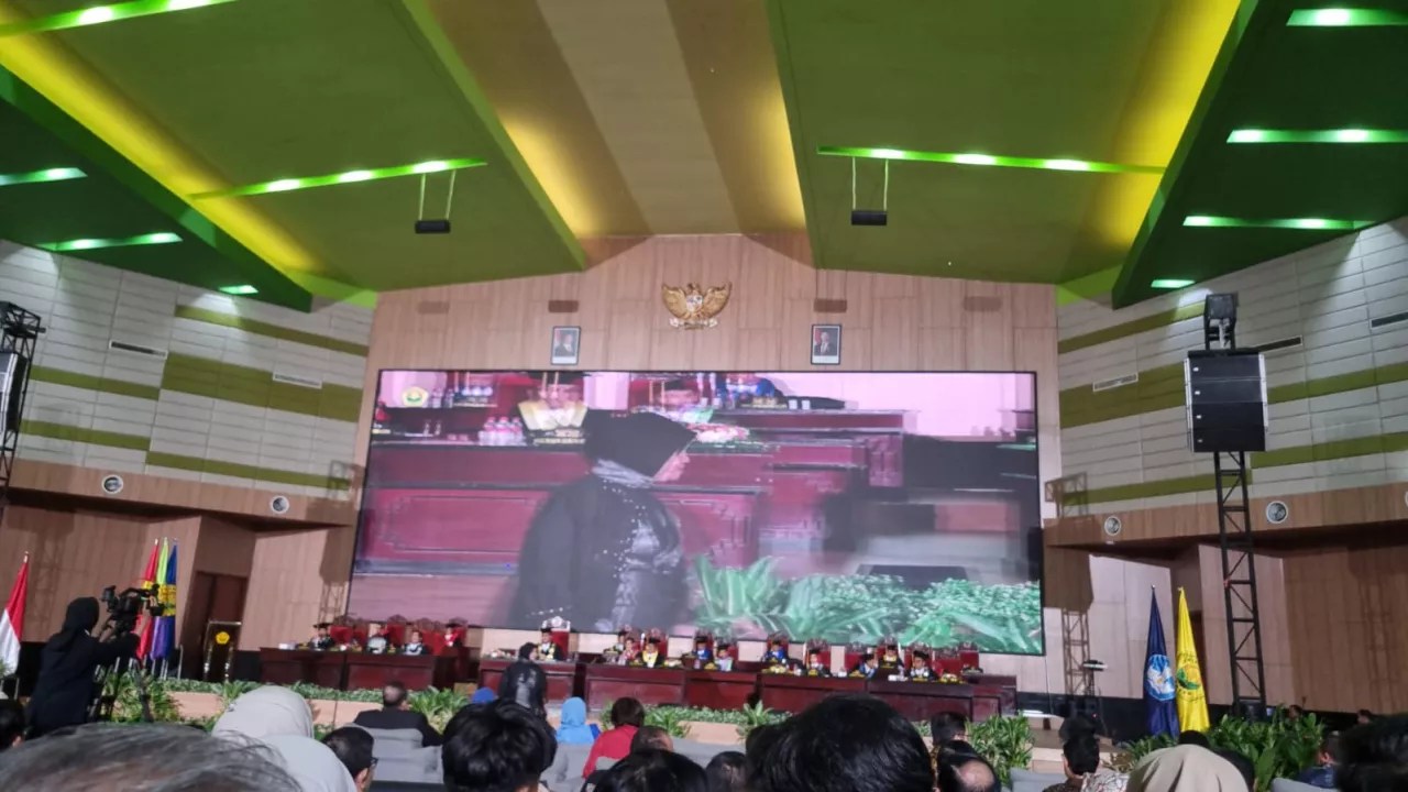 Pengukuhan Prof. Dr. Ermanto Sebagai Guru Besar Soroti Urgensi Reformasi Hukum Perkelapasawitan