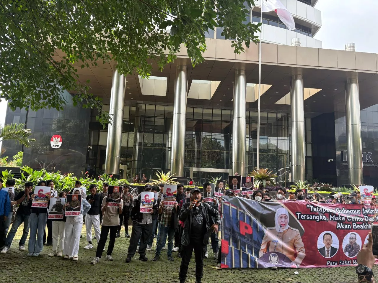 Aksi Terakhir, JAKA Jatim Klaim Serahkan Berkas Setebal 12 Ribu ke KPK