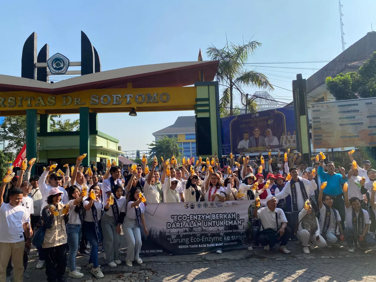 Peringati Dies Natalis ke-44, Unitomo Gelar Jalan Sehat dan Larung Eco Enzyme
