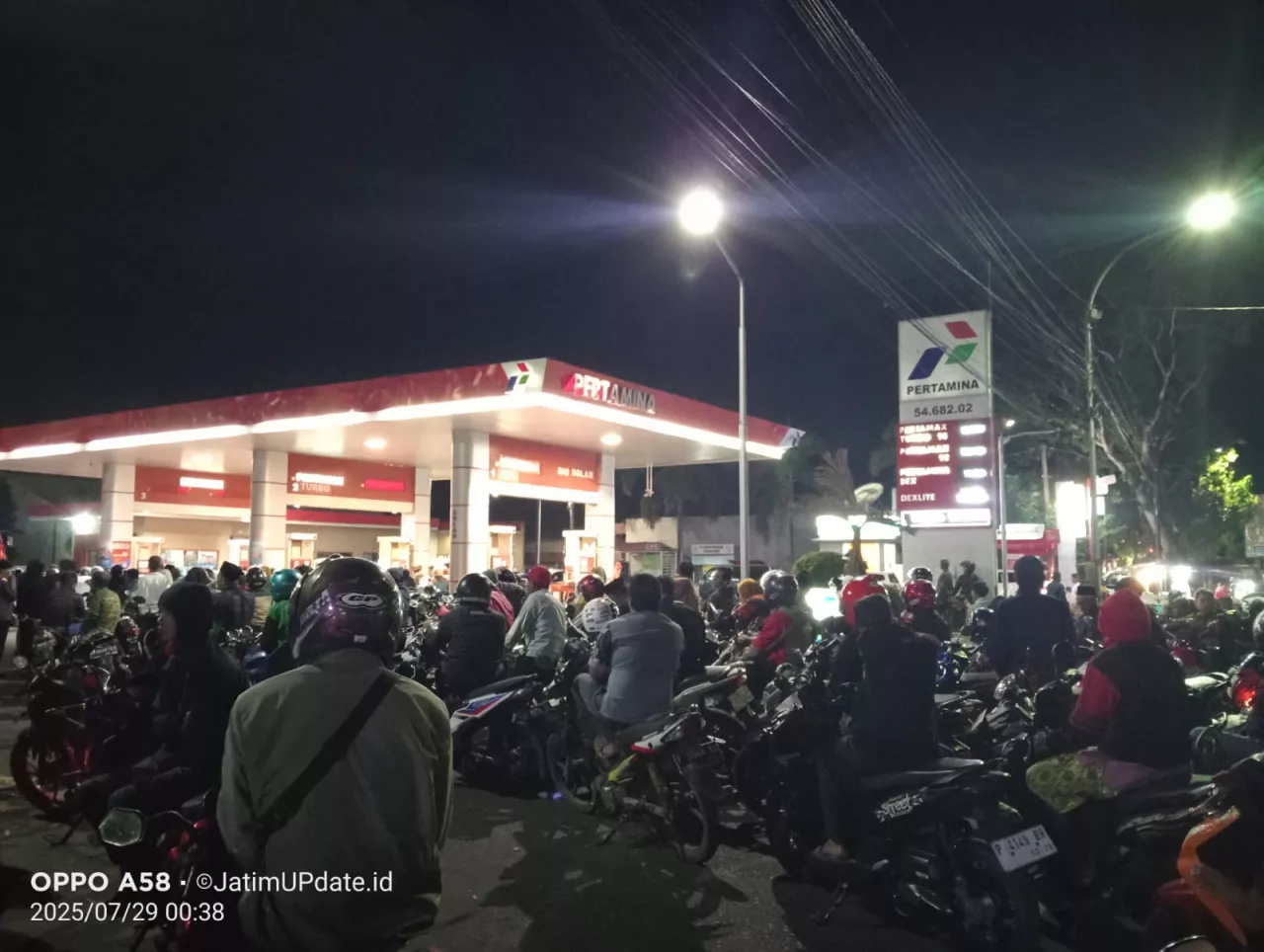 Jalur Gumitir Ditutup, SPBU Bondowoso Dikepung Antrean hingga 1,5 km